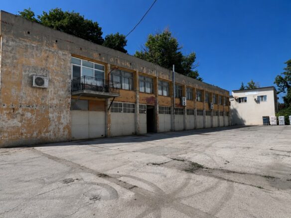 Independent Commercial Property Of 1089 M²