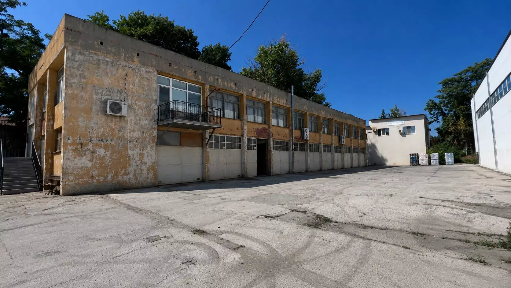Independent Commercial Property Of 1089 M²