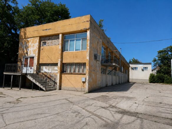 Independent Commercial Property Of 1089 M²