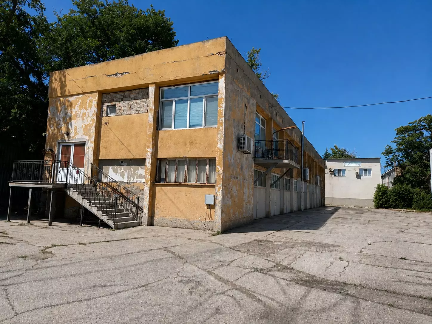 Independent Commercial Property Of 1089 M²
