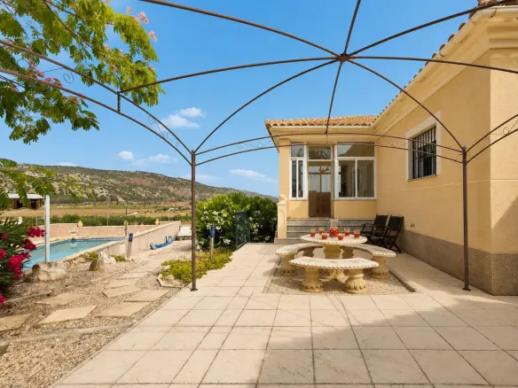 2-bedroom Detached Villa In Pinoso, Spain (173 M²)