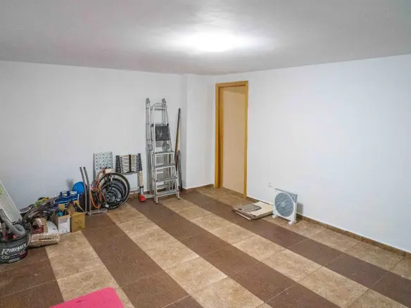 3-bedroom Apartment In Pinoso, Spain (189 M²)