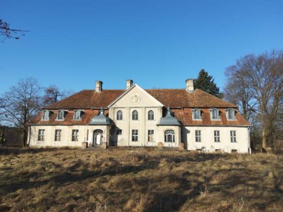 Baroque Lakefront Palace On A Private Peninsula In Poland – 3.1 Ha Estate Near Berlin