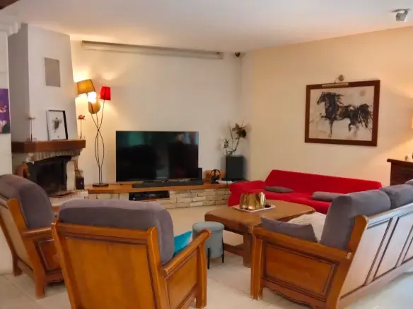 House Of 43 M² With 5 Bedrooms, Pool, Covered Terrace In Woodland Lodge, Nr Angoulême