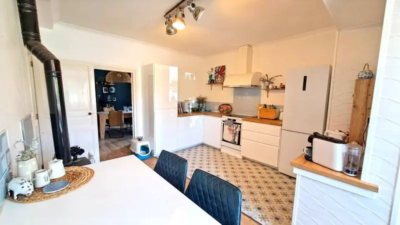 Apartment Of 100 M² With 4 Bedrooms, 2 Bathrooms, Garden, Close To Shops In Nieuil, Charente