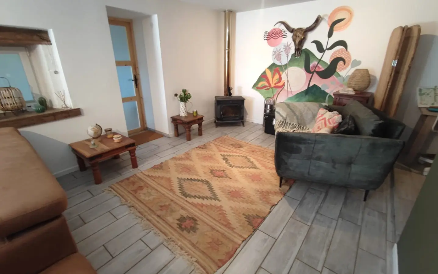 Apartment Of 100 M² With 4 Bedrooms, 2 Bathrooms, Garden, Close To Shops In Nieuil, Charente