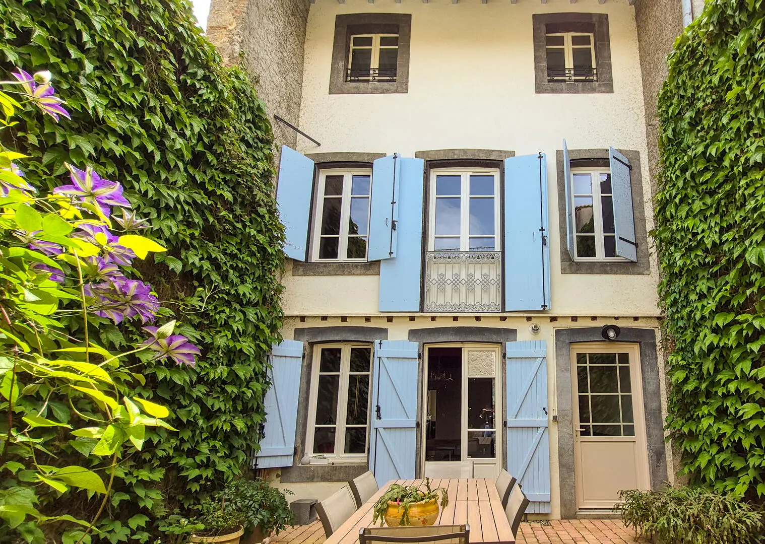 Townhouse Of 100 M² With Courtyard, Outbuilding & Roof Terrace In Mirepoix