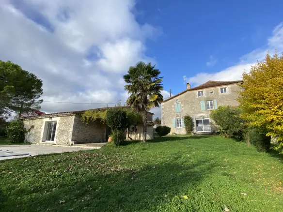 4-bedroom Country House In Montmoreau, France (160 M²)
