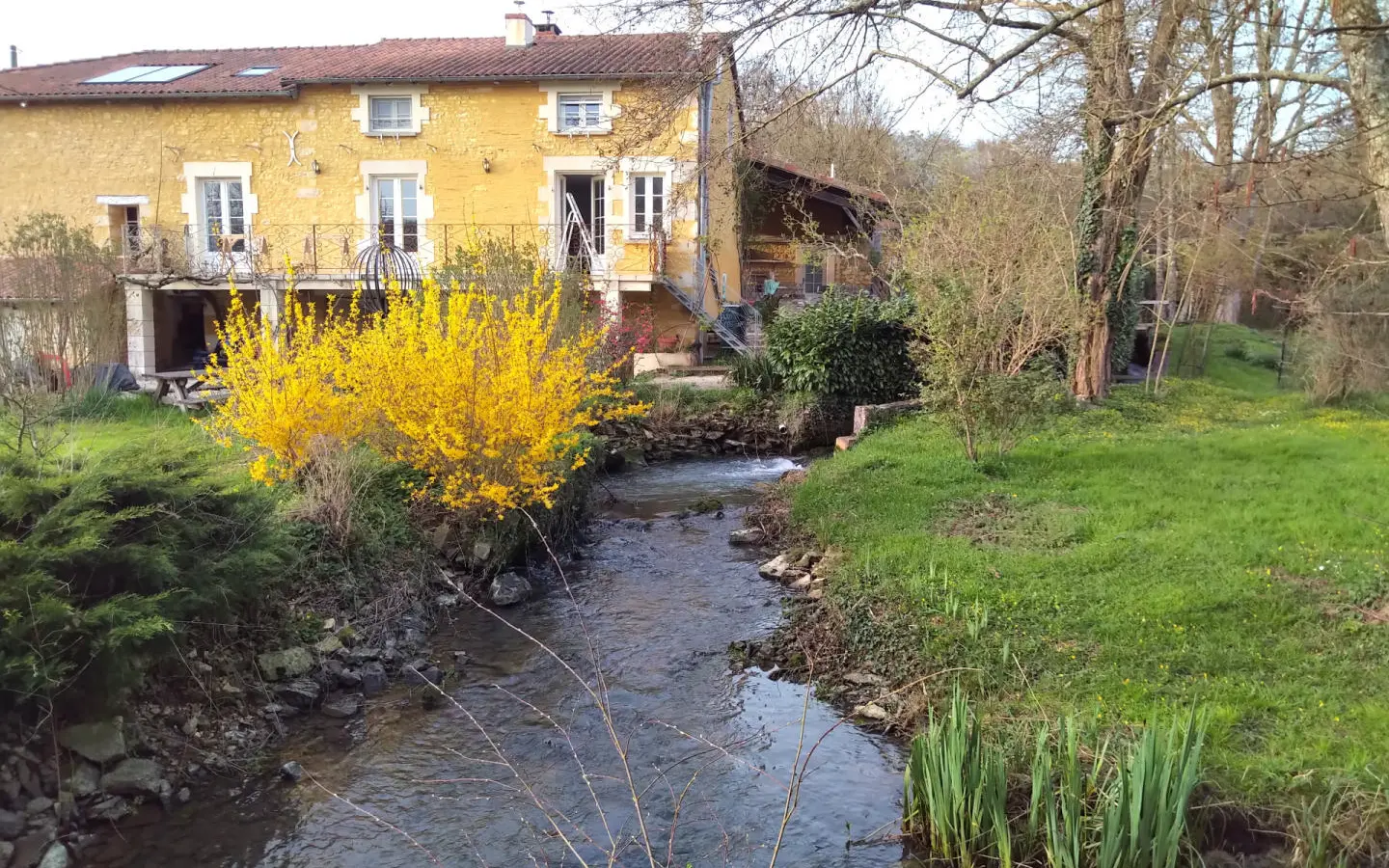Watermill Of 80000 M² With Stream, Lake, Waterfall, Woodland, Guest House In Charente