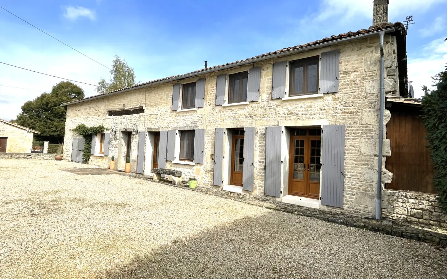 5-bedroom Country House In Lorigne, France (287 M²)