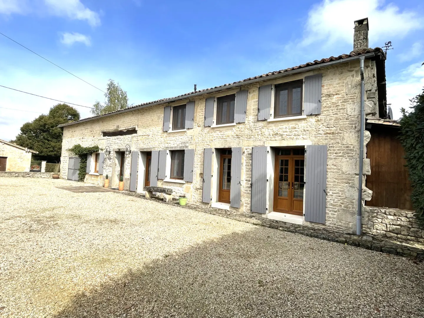 5-bedroom Country House In Lorigne, France (287 M²)