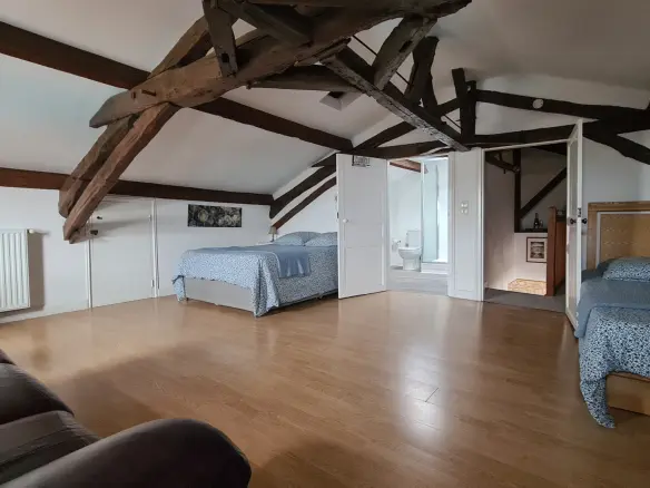 7-bedroom House In Saint-romain, France (198 M²)