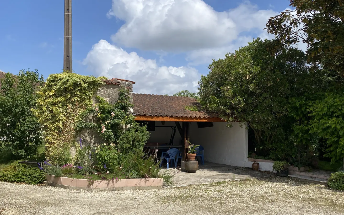 Country Property Of 190 M² With Views Near Chalais