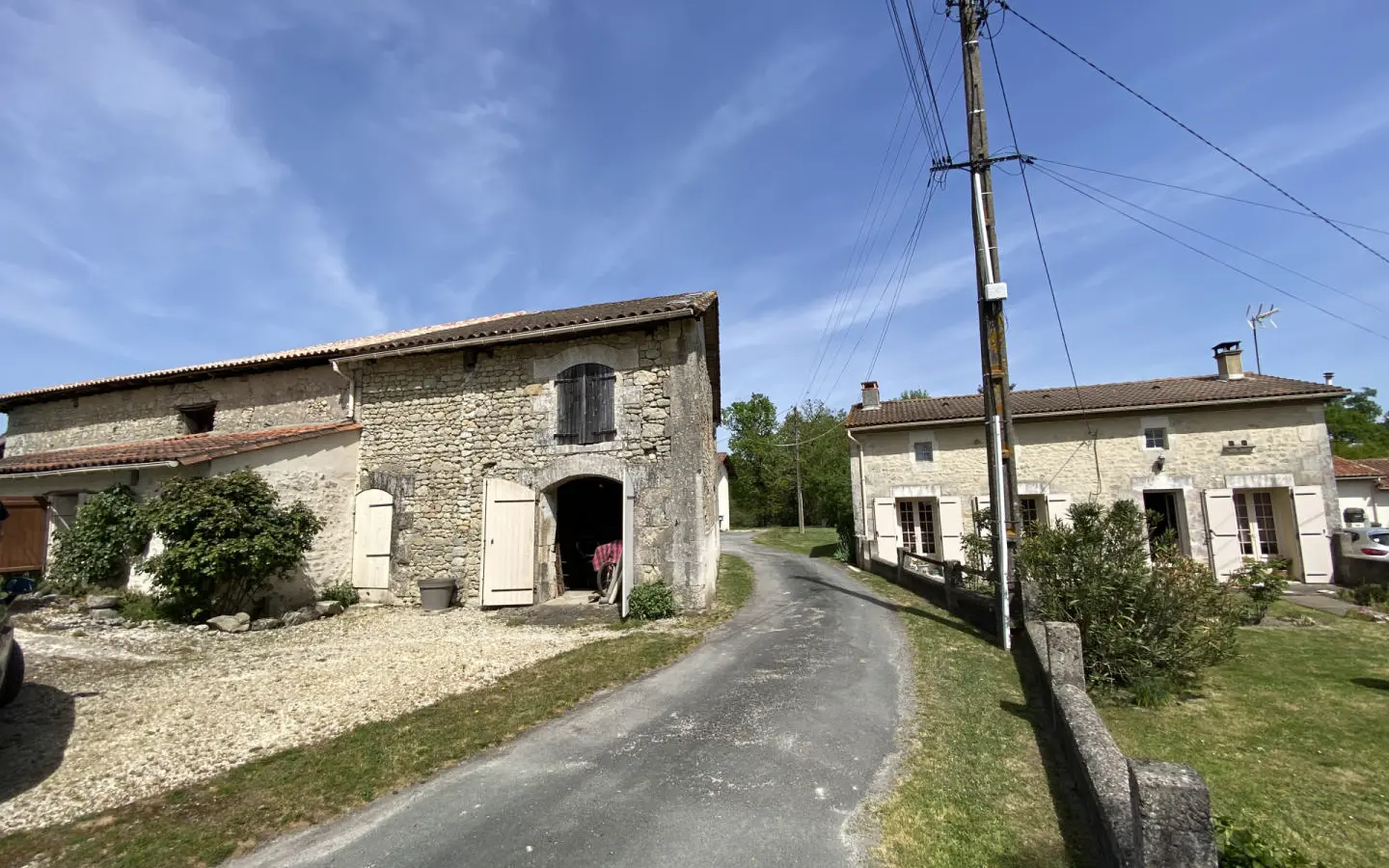 Cottage Of 96 M² With Development Potential In Brossac Area