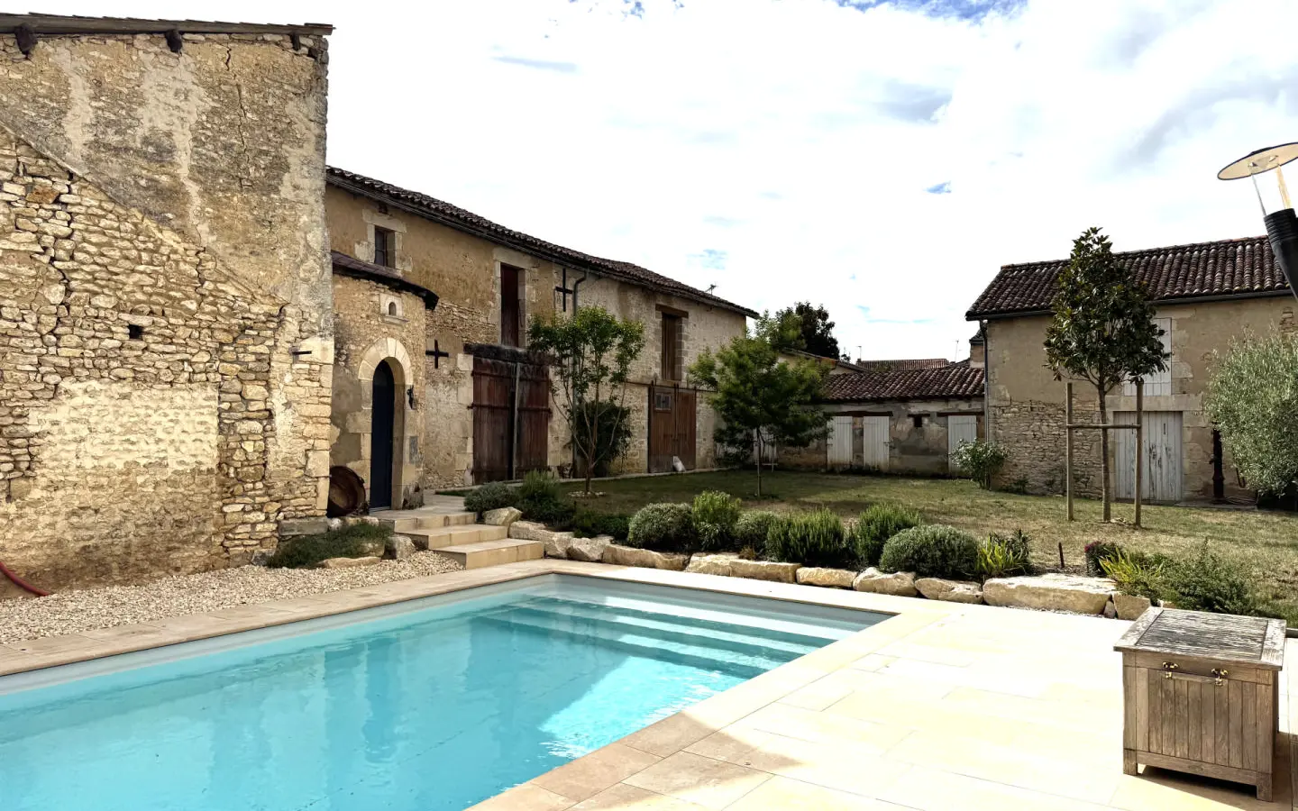 7-bedroom Maison De Maitre In Usson-du-poitou, France (287 M²)