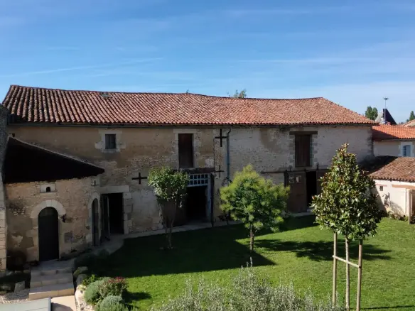7-bedroom Maison De Maitre In Usson-du-poitou, France (287 M²)