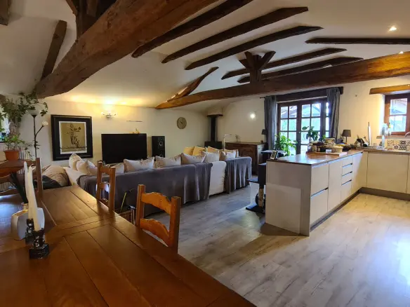 7-bedroom House In Saint-romain, France (198 M²)