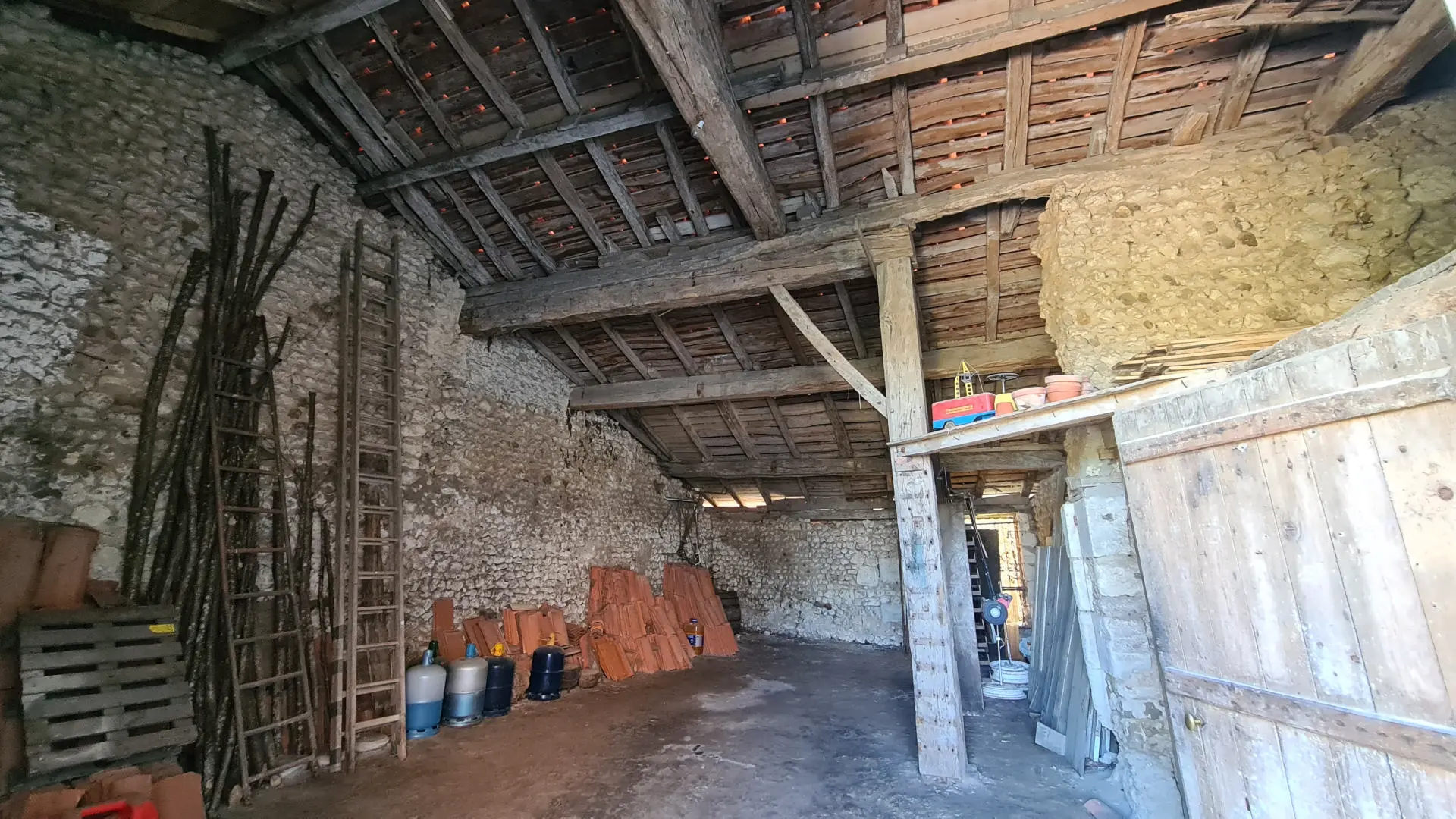 House Of 0 M² With Renovated Features In Village