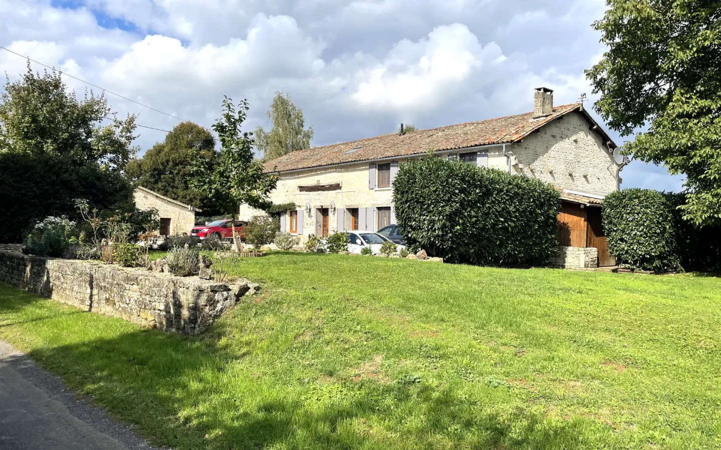 5-bedroom Country House In Lorigne, France (287 M²)
