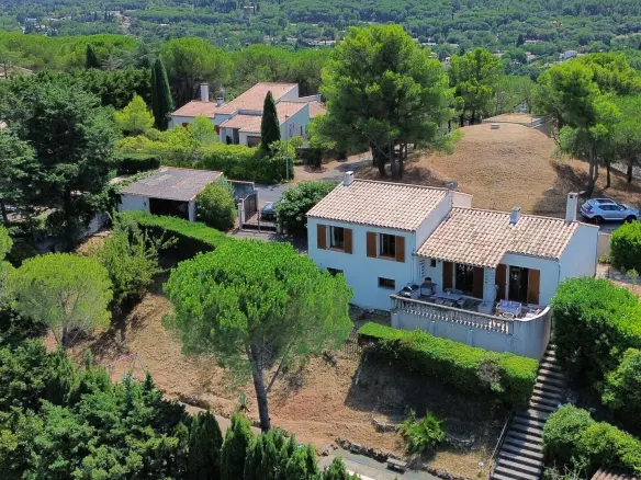 4-bedroom Villa In Palaja, France (130 M²)