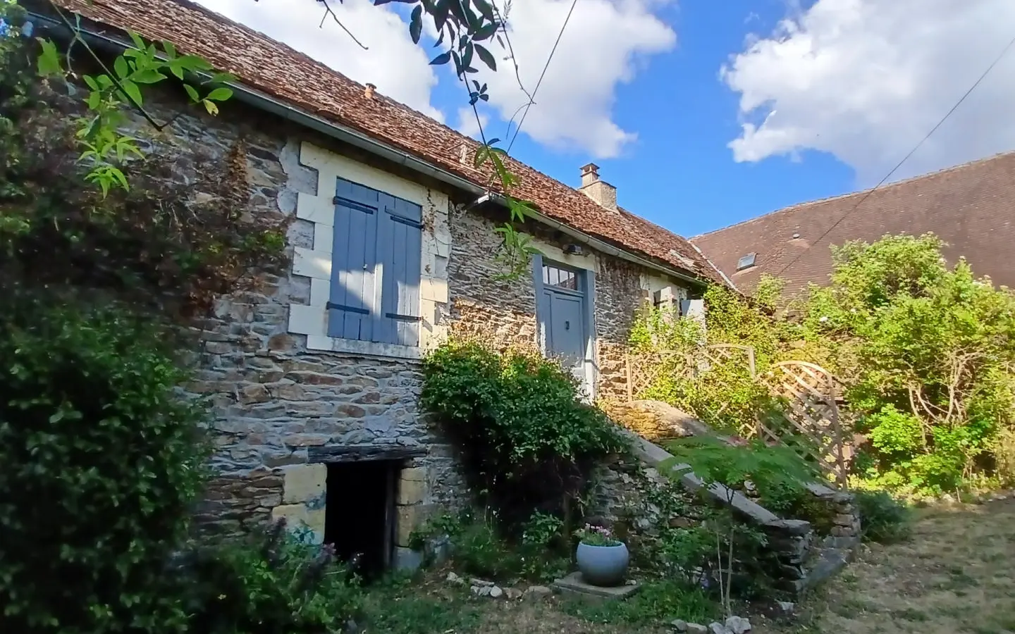 5-bedroom House In Jumilhac-le-grand, France (187 M²)