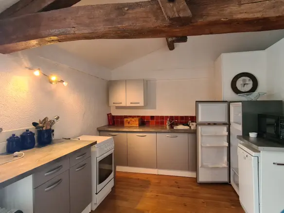 7-bedroom House In Saint-romain, France (198 M²)