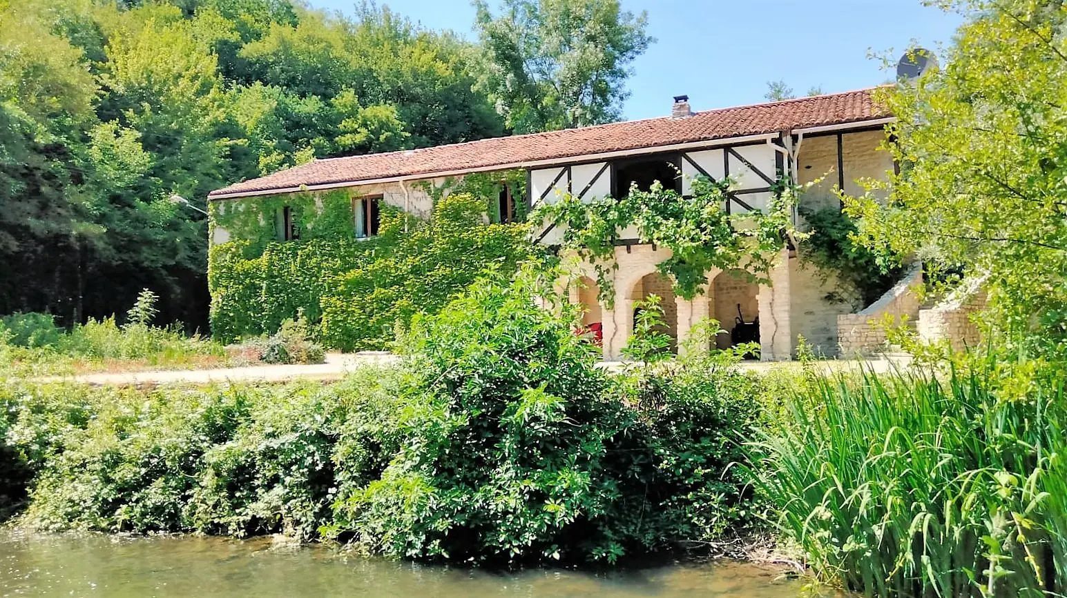 Stone Mill And Barn Of 200 M² With Pool Near Mansle