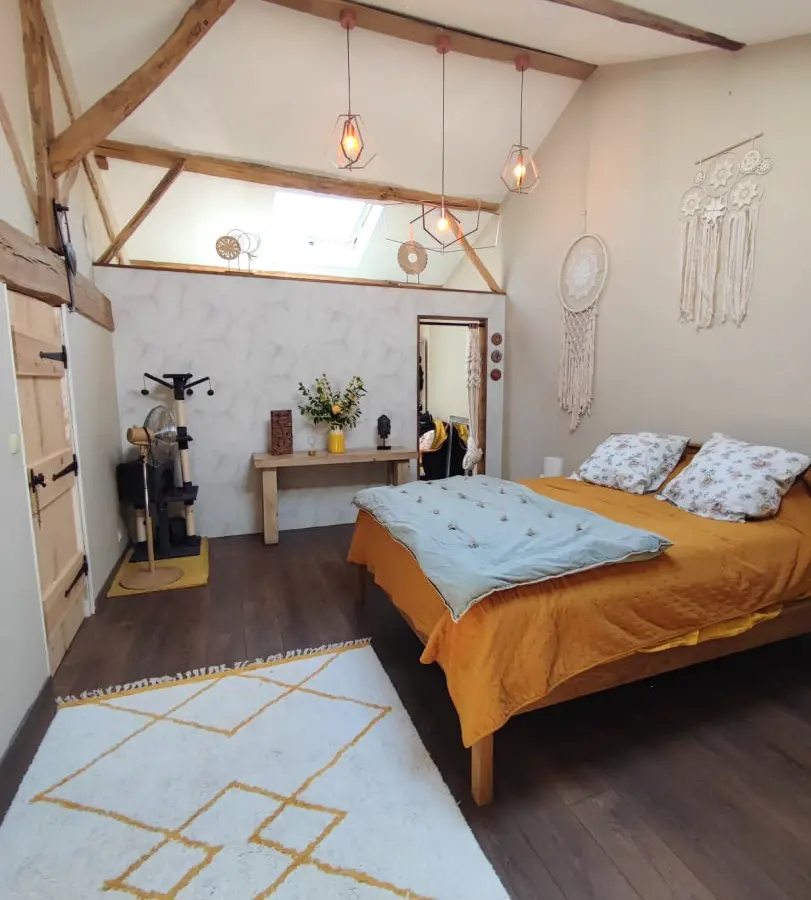Apartment Of 100 M² With 4 Bedrooms, 2 Bathrooms, Garden, Close To Shops In Nieuil, Charente