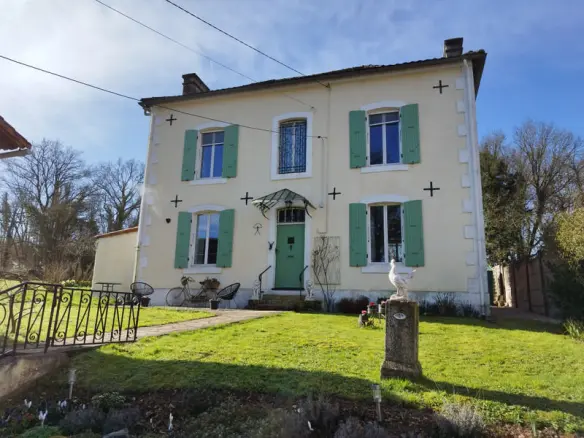 3-bedroom Village House In Lorigne, France (161 M²)