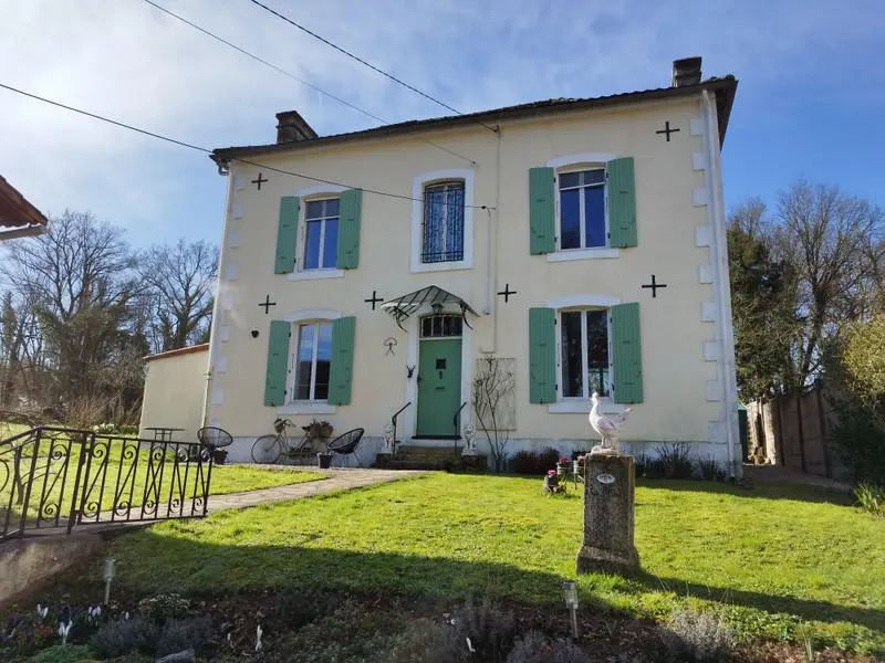 3-bedroom Village House In Lorigne, France (161 M²)