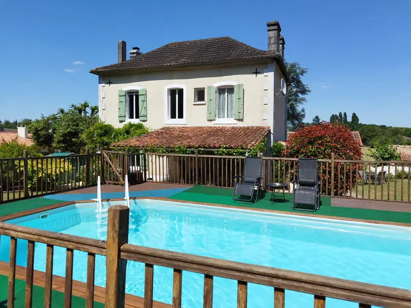 3-bedroom Village House In Lorigne, France (161 M²)