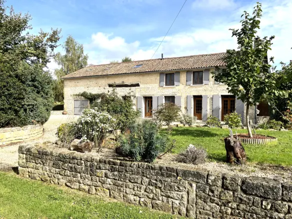 Farmhouse Of 10 X 5m Pool, 5 Bedrooms, 4 Bathrooms With Views In Nr Chef Boutonne