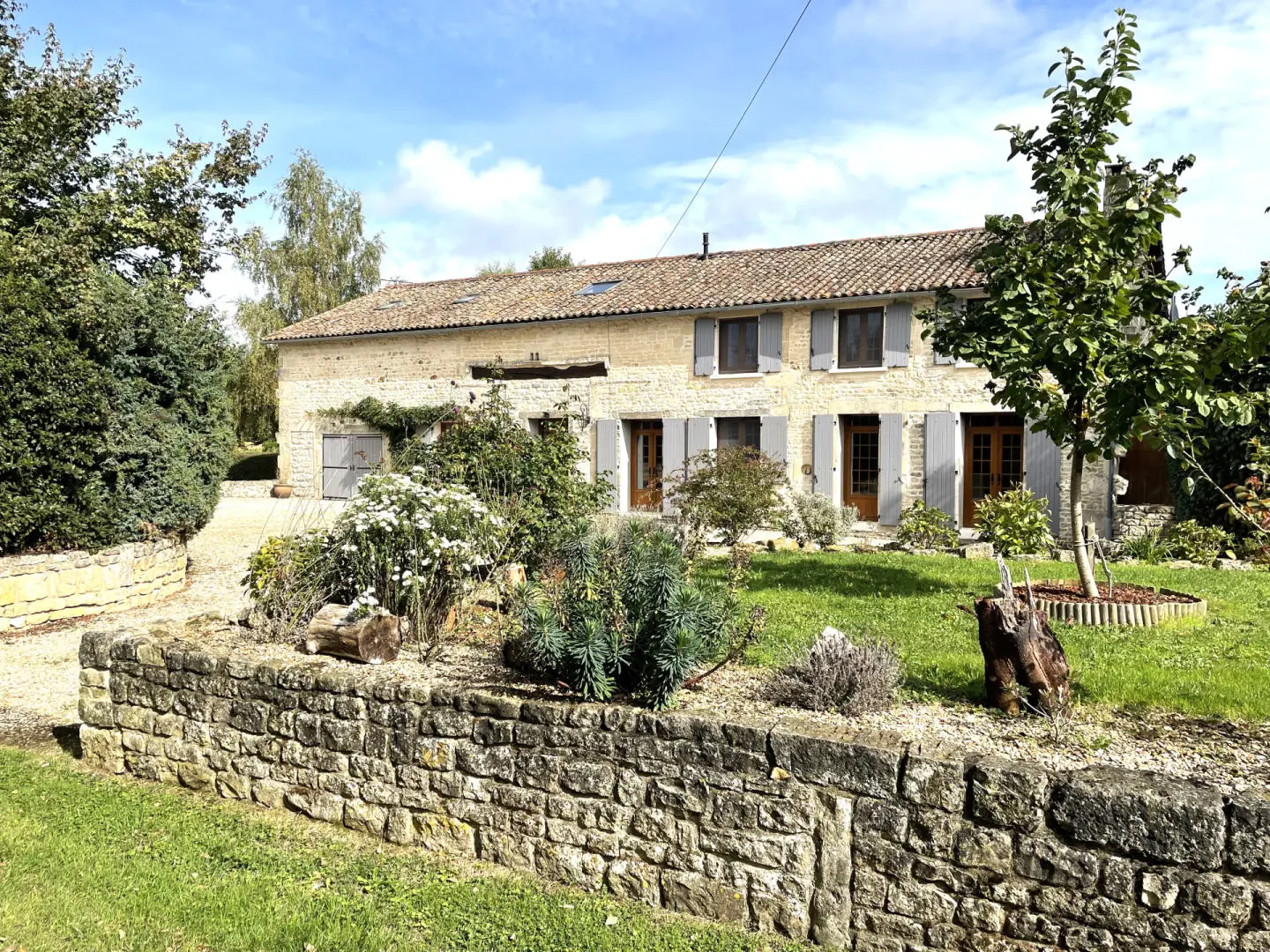 5-bedroom Country House In Lorigne, France (287 M²)