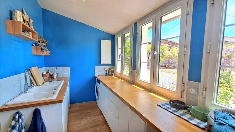 Apartment Of 100 M² With 4 Bedrooms, 2 Bathrooms, Garden, Close To Shops In Nieuil, Charente