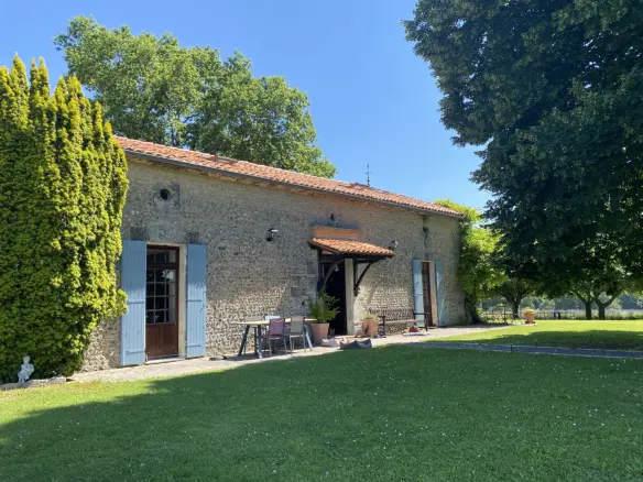 4-bedroom Country House In Bellon, France (161 M²)