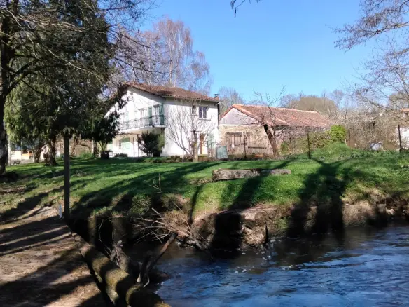 4-bedroom House In Alloue, France (143 M²)