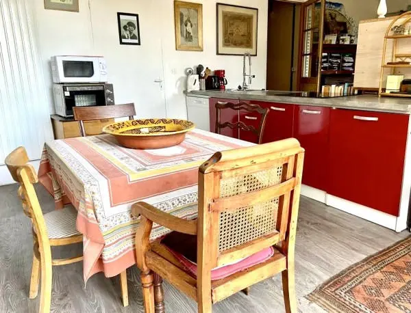 Character 4-bedroom Property Of 200 M² With Garden, Folly In Confolens