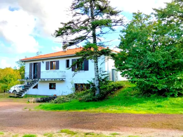 4-bedroom House In Val-de-bonnieure, France (170 M²)