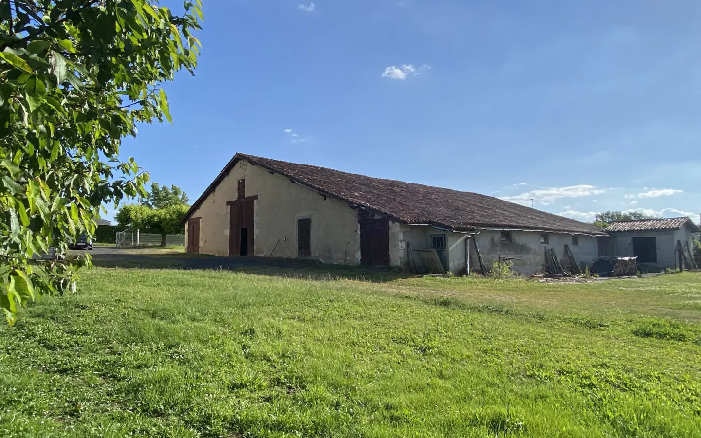 House Of 100 M² With Ground Floor Bedroom And Outbuildings In The Town Center
