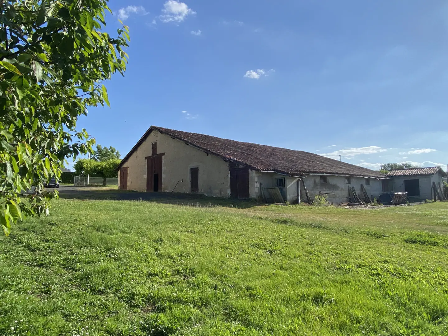 House Of 100 M² With Ground Floor Bedroom And Outbuildings In The Town Center
