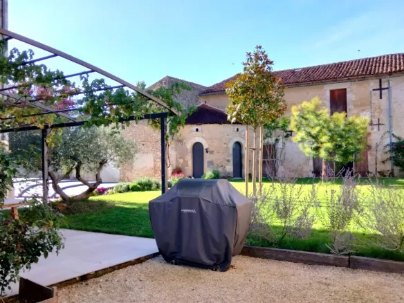 7-bedroom Maison De Maitre In Usson-du-poitou, France (287 M²)
