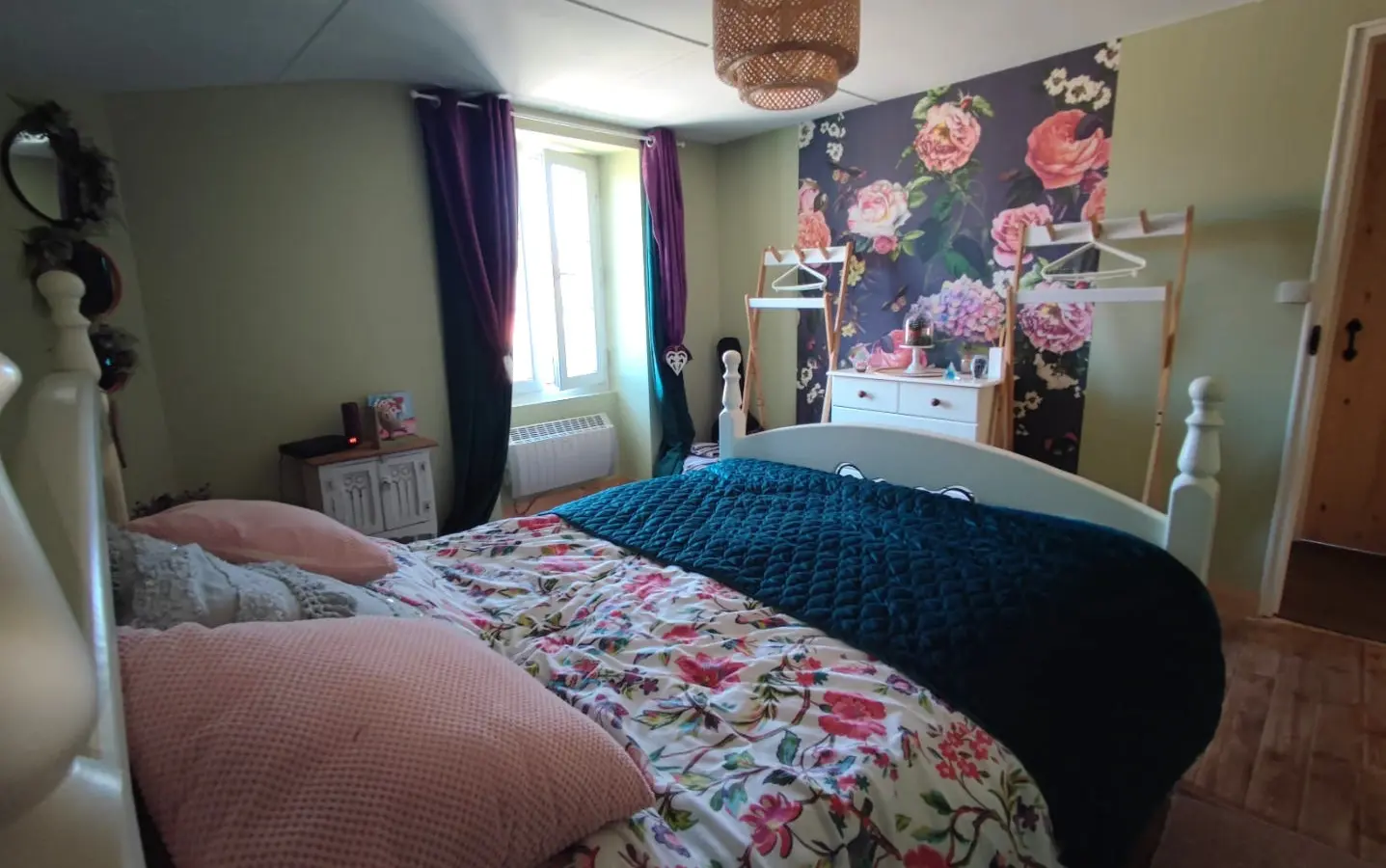 Apartment Of 100 M² With 4 Bedrooms, 2 Bathrooms, Garden, Close To Shops In Nieuil, Charente