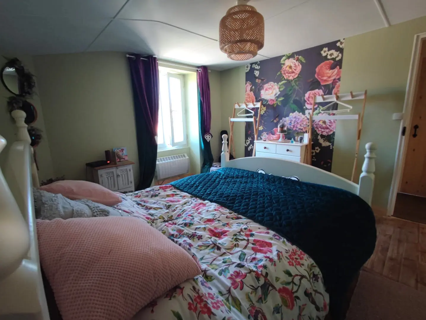 Apartment Of 100 M² With 4 Bedrooms, 2 Bathrooms, Garden, Close To Shops In Nieuil, Charente