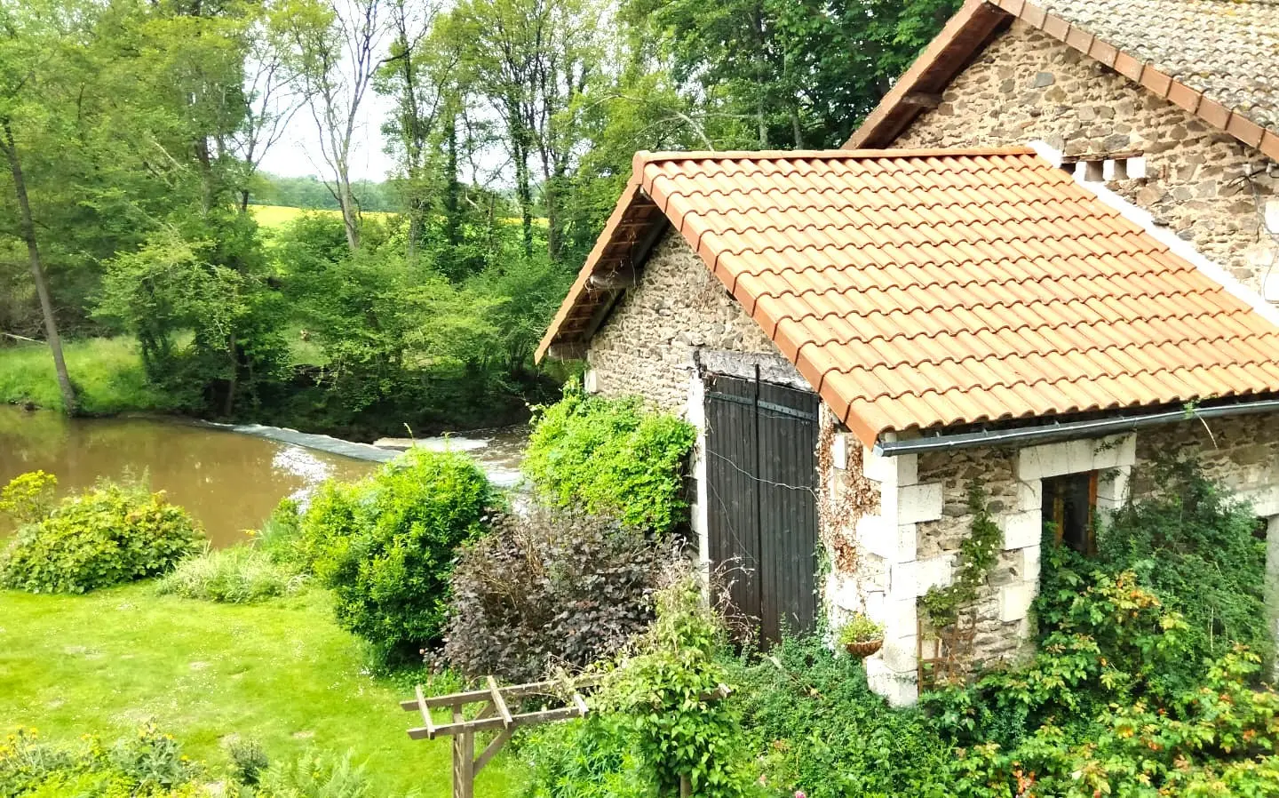 House Of 100 M² With 4 Beds, Riverside, Outbuildings, Views In Old Mill