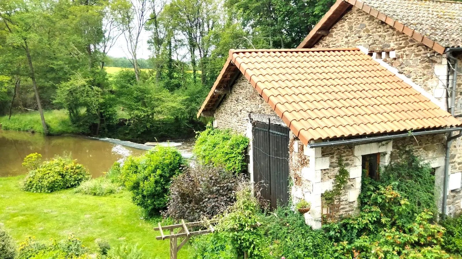 House Of 100 M² With 4 Beds, Riverside, Outbuildings, Views In Old Mill