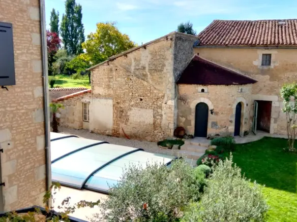 7-bedroom Maison De Maitre In Usson-du-poitou, France (287 M²)