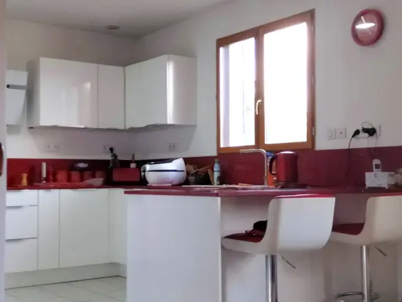 4-bedroom House In Val-de-bonnieure, France (170 M²)