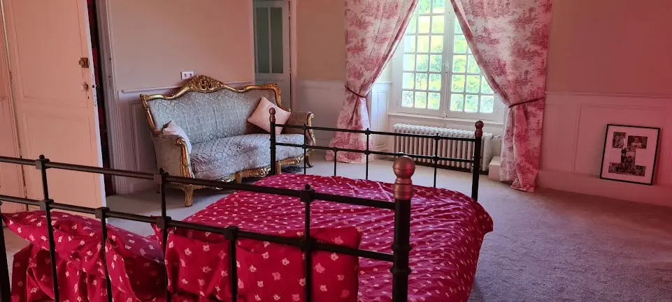 Elegant Manor With Guest Houses, Outbuildings, And Pool In Grounds Of 7 Acres