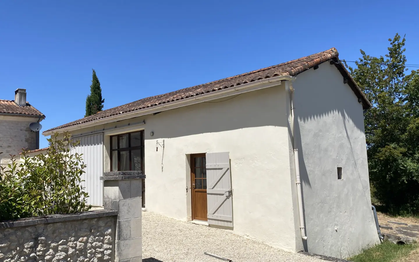 House Of 130 M² With Outbuildings And Land In Les Essards