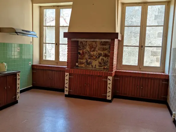 Maison De Maitre Of 7 Bedrooms With Garden, Garage, And River View In Saintes